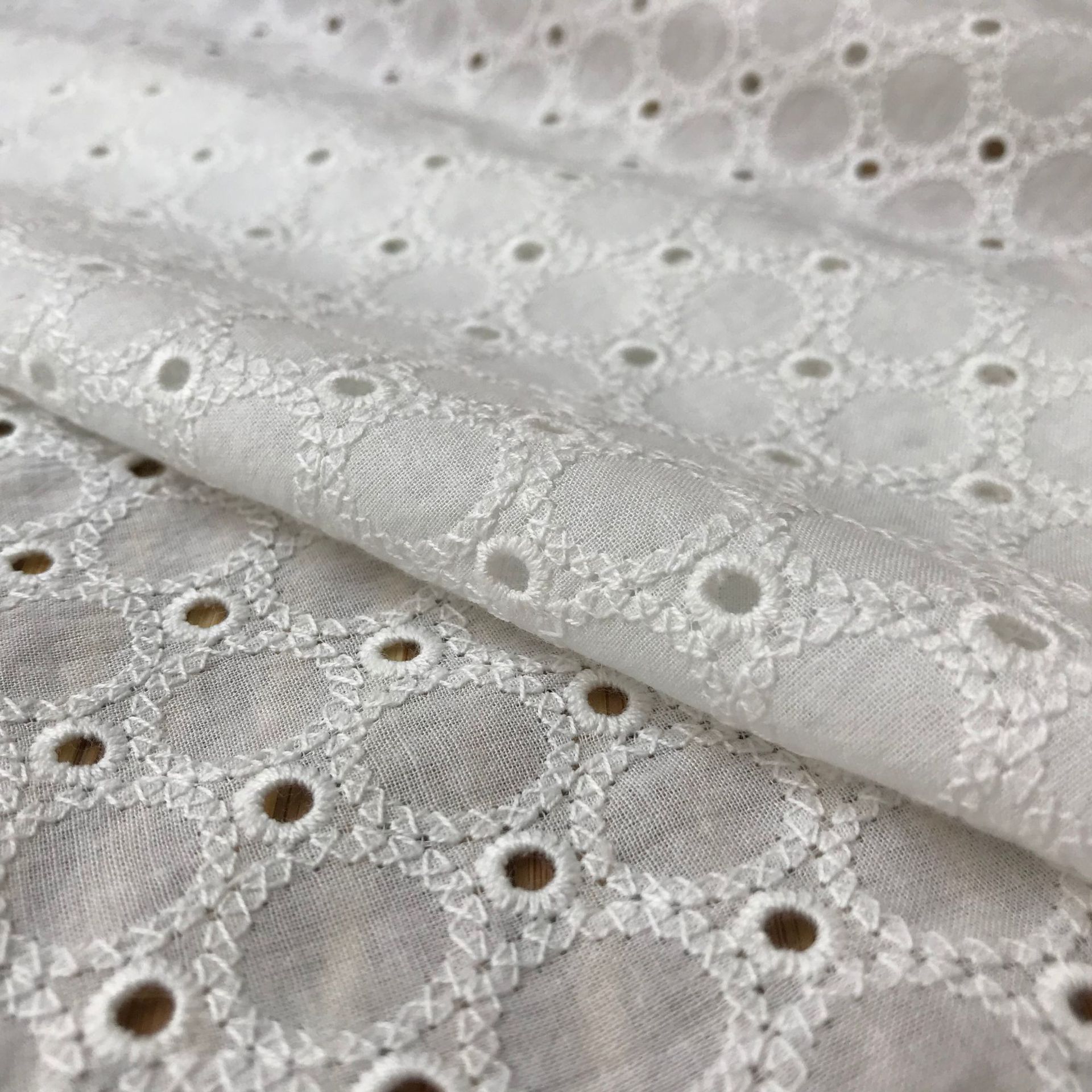 قماش دنيم قطني مطرز بفتحات دائ - مراجعة Sewing Eyelet Fabric وسعره